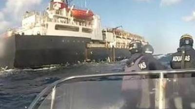 Momento en el que agentes antidroga abordan un barco.