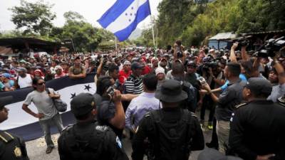 Central American migrants heading to the United States with a second caravan wait for immigration officials to give them their visitor card to continue on their journey, in Ciudad Hidalgo, Chiapas state, southern Mexico on January 21, 2019. - Hundreds of Central Americans entered Mexico illegally as the latest migrant caravan trying to reach the United States began crossing the Mexican-Guatemalan border en masse Friday. (Photo by ALEJANDRO MELENDEZ / AFP)