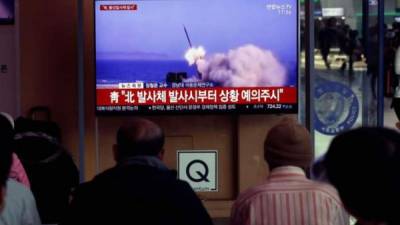 Personas observando por un televisor uno de los lanzamientos en Corea del Norte. Foto: EFE/Archivo