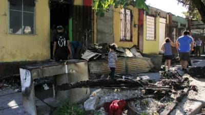 Los afectados sacan los escombros de lo que fueron sus enseres y otras pertenencias.