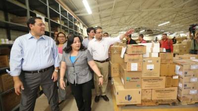 La ministra de Salud, Yolani Batres, en el almacén central antes de la salida de los medicamentos.
