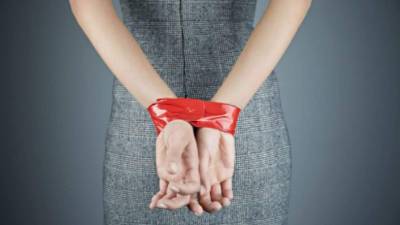 La policía descubrió el engaño del profesor y lo arrestó.