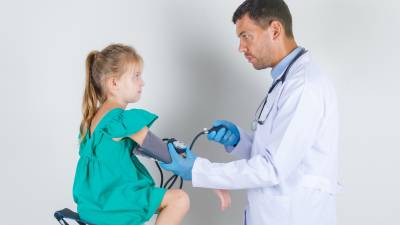 Expertos recomiendan comer más frutas y verduras y reducir el sodio para evitar la hipertensión.