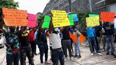 Migrantes haitianos se manifiestan frente a las instalaciones de la Comisión Mexicana de Ayuda a Refugiados. Fotografía: EFE.