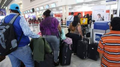 El aeropuerto Ramón Villeda Morales, que recibe vuelos directos de Centroamérica y Estados Unidos, cuenta con solo tres puentes de embarque. Foto: José Cantarero.