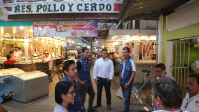 Personal de Protección al Consumidor durante operativos en mercados. Foto: M. Cubas