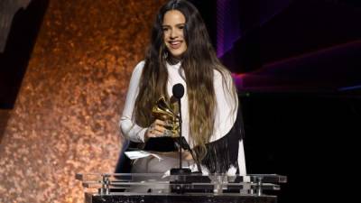 Rosalía se anotó el primer Grammy de su trayectoria al llevarse el gramófono dorado al mejor disco latino de rock, urbano o alternativo por su álbum 'El mal querer'. AFP