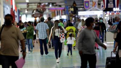 Personas caminan dentro del centro comercial Albrook Mall, en Ciudad de Panamá (Panamá).
