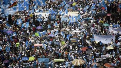 Con pancartas y consignas contra Jimmy Morales, miles de guatemaltecos inundaron la Plaza General de Ciudad de Guatemala.