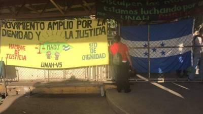 La Unah-vs amaneció tomada hasta nuevo aviso. Foto tomada de Roman Paz‏ @rop_az 1 h