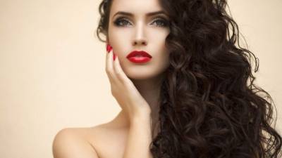 Existen diferentes tipos de rizos: los rizados muy secos, rizos secos y finos, rizados secos y gruesos y cabelleras normales.