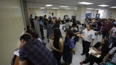 Usuarios hacen fila para tramitar el pasaporte.