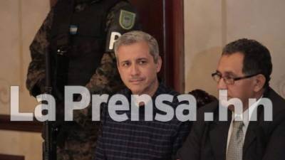 El exdirector del IHSS, Mario Zelaya, junto a su abogado Marcelino Vargas.