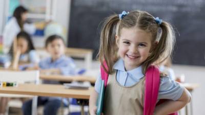 Haz que tus hijos elijan la mochila y los cuadernos para que se sientan a gusto con estos útiles escolares durante todo el año.