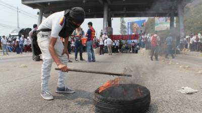 Los estudiantes protestaron quemando llantas e interrumpiendo el paso de los vehículos. Fotos: Jorge Monzón