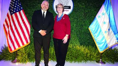 El secretario de Relaciones Exteriores y Cooperación Internacional de Honduras, Eduardo Enrique Reina, y la embajadora de Estados Unidos en Honduras, Laura Dogu.