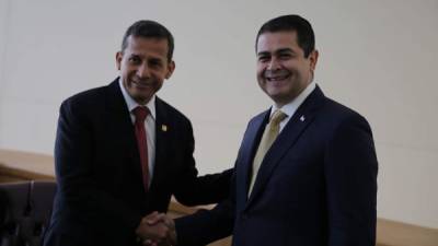 El presidente de Perú, Ollanta Humala, estrecha la mano del mandatario hondureño, Juan Orlando Hernández.