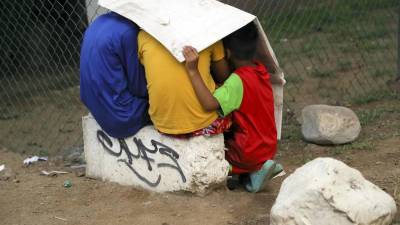 Niños pertenecientes a familias de migrantes juegan hoy en el parque Monumento a la Madre en la ciudad de Danlí, al oriente de Honduras. EFE/Gustavo Amador
