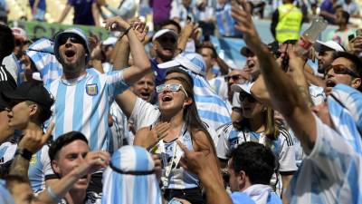 Los aficionados argentinos pusieron el ambiente en el estadio Lusail en el debut de la Albiceleste.