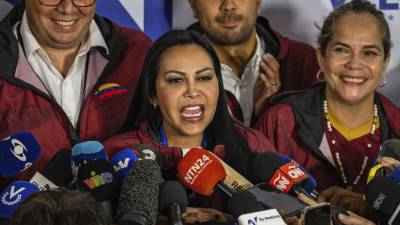 La presidenta del partido Encuentro Ciudadano, Delsa Solórzano (c), hace una declaración este domingo en Caracas (Venezuela). EFE/ Henry Chirinos