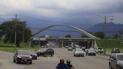 La ciudad ha tenido desarrollo en infraestructura, pero no ha logrado liberarla de la carga pesada, la maquila es uno de los más grandes generadores de empleo. Fotos: F. Muñoz y M. Cubas.