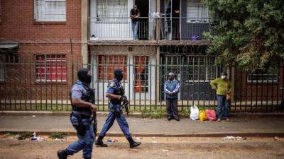 Las autoridades buscan atajar la propagación de la pandemia en Sudafrica.
