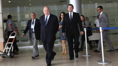 El secretario general de la OEA, Miguel Insulza, al momento de salir de Toncontín.