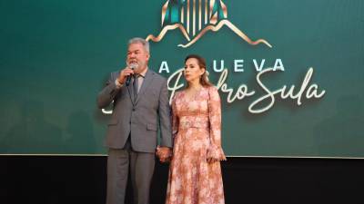 El alcalde Roberto Contreras acompañado de su esposa Zoila de Contreras presentó el informe de rendición de cuentas de sus dos años y recibió el respaldo de la empresa privada para seguir trabajando por la ciudad.