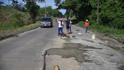 La carretera CA-13 entre La Ceiba y Trujillo está severamente dañada y urge su reconstrucción total. La vía fue pavimentada a mediados de 1980 y ya dio su vida útil.