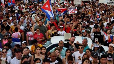 Manifestantes protestan en Cuba.
