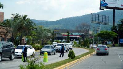 Agentes policiales en operativo de rutina en el bulevar del sur de San Pedro Sula. Foto: J.Cantarero.