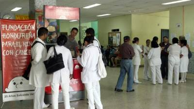 Las enfermeras auxiliares manifestaron que Salud les otorga L200 al año para comprar un par de zapatos.