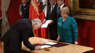 El exministro de Defensa de Chile, Jorge Burgos, firma como nuevo ministro del Interior del Gobierno de la presidenta chilena Michelle Bachelet. EFE