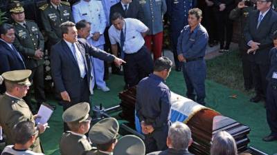 Una bandera de Guatemala cubría el féretro de Ríos Montt durante la ceremonia en la que se le dio sepultura.