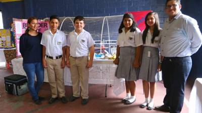 Octavo grado presentó una bicicleta para licuar alimentos. Con ellos los coordinadores Suanny Mejía y Arnold Mena.