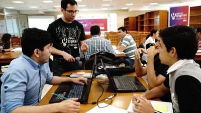 Equipos de emprendedores siendo asesorados durante el Honduras Digital Challenge celebrado el año anterior.