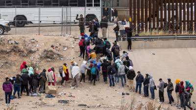 Miles de migrantes siguen cruzando a diario la frontera entre México y Texas para entregarse a las autoridades estadounidenses y solicitar asilo.