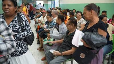 Los médicos de emergencias no se dan abasto para atender a los pacientes que llegan por diversas dolencias en busca de atención médica. Fotos: josé cANTARERO