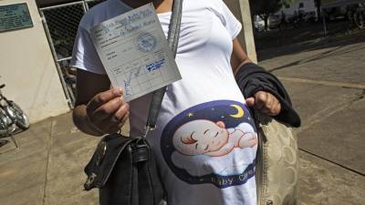 Las mujeres embarazadas deben recibir la segunda dosis de la vacuna anticovid para obtener inmunidad total contra el virus.