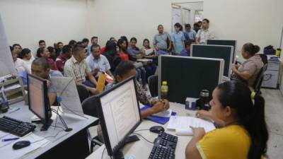 Decenas de sampedranos llegan a diario a las oficinas del Trabajo en San Pedro Sula.