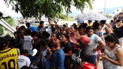 Decenas de habitantes de esas colonias permanecen a la orilla del bulevar o en la mediana en champas improvisadas esperando que las aguas acumuladas despejen las casas.