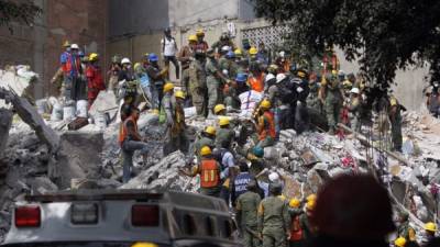 MEX49. CIUDAD DE MÉXICO (MÉXICO), 20/09/2017.- Brigadistas y voluntarios trabajan entre los escombros de los edificios colapsados ayer durante un sismo de magnitud 7,1 en la escala de Richter, hoy miércoles, 20 de septiembre de 2017, en Ciudad de México (México). El número de muertos en el terremoto que sacudió este martes el centro de México aumentó a 225, según el último reporte del coordinador nacional de Protección Civil, Luis Felipe Puente. Al hacer una actualización del balance de víctimas fatales, Puente indicó que 94 de los fallecidos se registraron en la Ciudad de México, 71 en Morelos, 43 en Puebla, 12 en el Estado de México, 4 en Guerrero y 1 en Oaxaca. No obstante, los datos son todavía preliminares, pues en muchos edificios derrumbados continúan las tareas de rescate y se desconoce todavía la cifra de desaparecidos. EFE/Sáshenka Gutiérrez