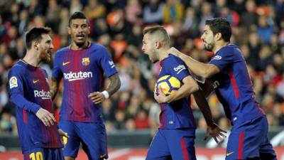 GRAF1617. VALENCIA, 26/11/2017.- Los jugadores del FC Barcelona, (i-d) el argentino Leo Messi, el brasileño Paulinho, Jordi Alba y el uruguayo Luis Suárez, celebran el primer gol del equipo blaugrana durante el encuentro correspondiente a la decimotercera jornada de primera división que disputan esta noche en el estadio de Mestalla, en Valencia. EFE / Manuel Bruque.