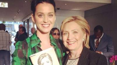 Katy Perry junto a la ex-presidenciable Hillary Clinton.