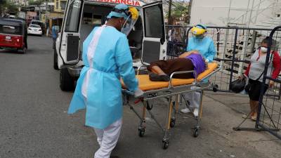 Personal de salud recibe pacientes sospechosos de covid-19 en Tegucigalpa (Honduras). Fotografía de archivo.
