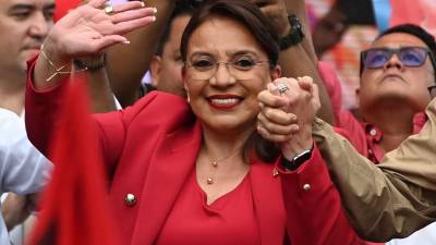 La presidenta hondureña, Xiomara Castro, saluda a sus partidarios antes del inicio de una marcha desde el palacio presidencial hasta el Congreso en Tegucigalpa el 29 de agosto de 2023.