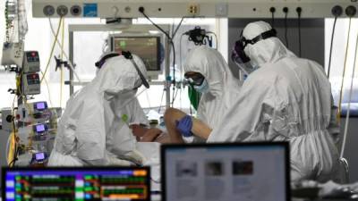 Personal médico atiende a un paciente con coronavirus en Madrid. Foto: AFP