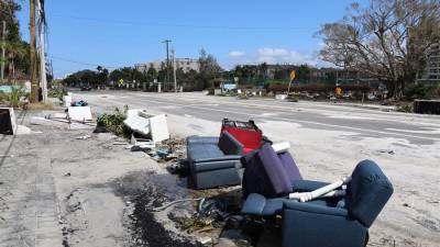 Fotografía de daños causados por el paso del huracán Milton este jueves en Sarasota, Florida, Estados Unidos.