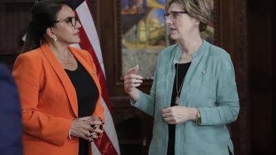 La presidenta de Honduras, Xiomara Castro, habla con la embajadora de los Estados Unidos, Laura F. Dogu (d), en una fotografía de archivo.