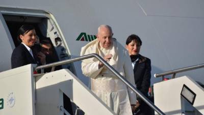 El papa Francisco se despide antes de tomar el avión que le lleve a Panamá, este miércoles en el Aeropuerto Internacional Leonardo Da Vinci de Roma (Italia). EFE
